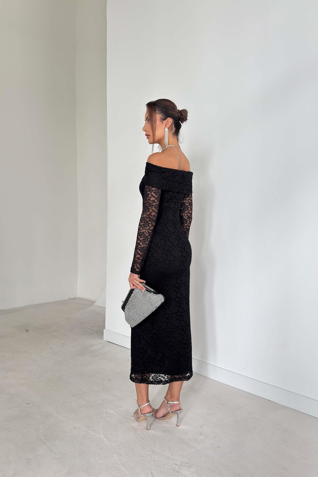 Vestito con scollo bardot in pizzo con fodera