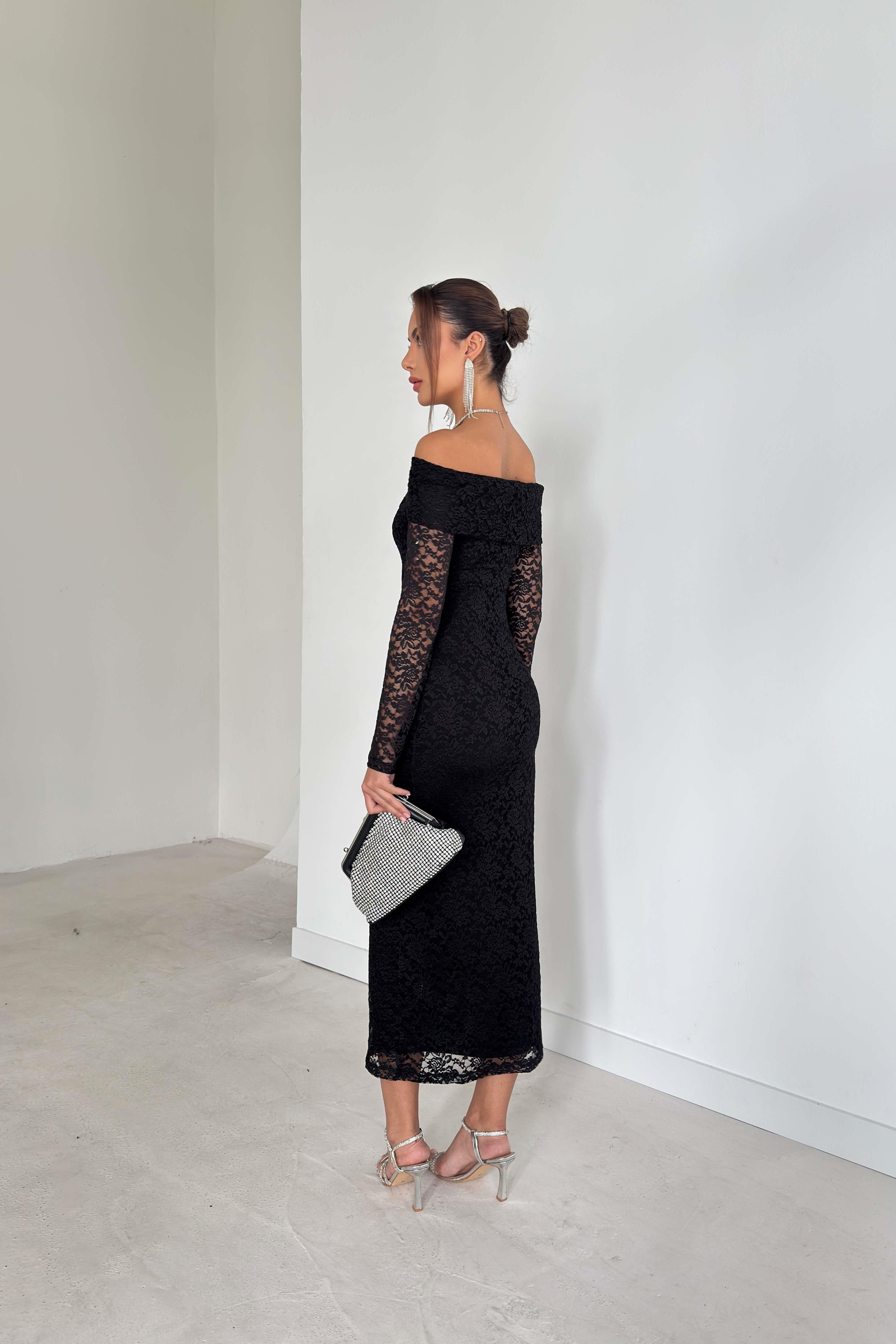 Vestito con scollo bardot in pizzo con fodera