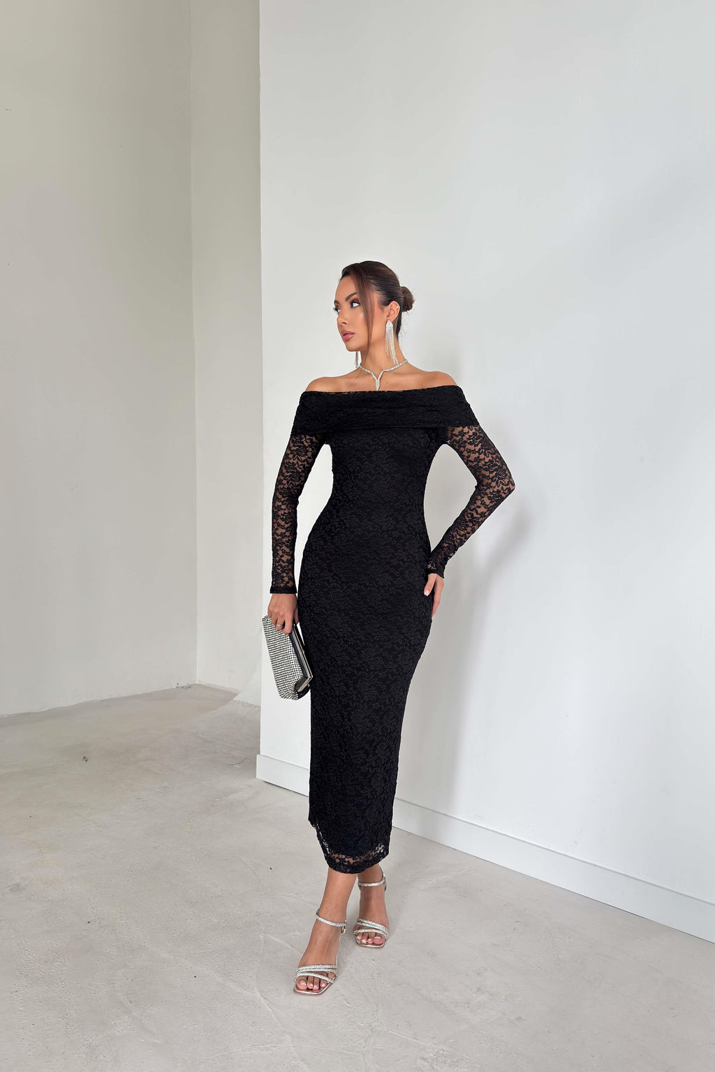 Vestito con scollo bardot in pizzo con fodera