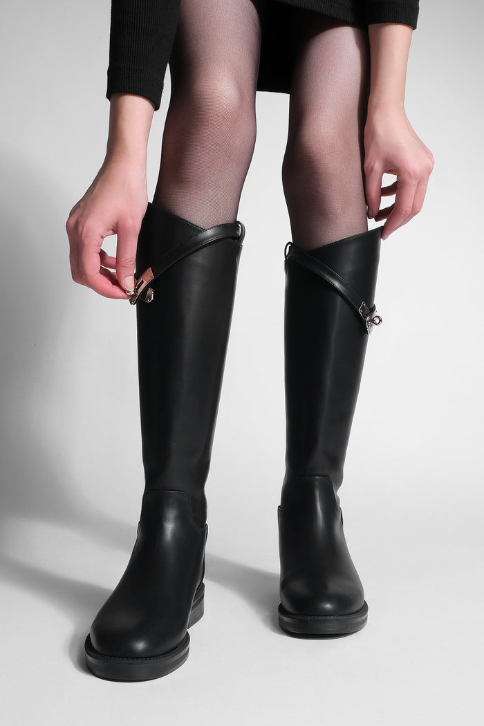 Stivale da donna con dettaglio cintura