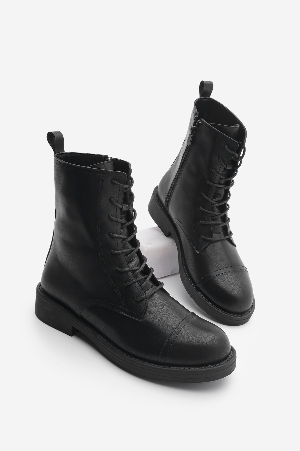 Stivaletto da donna quotidiano con lacci e zip