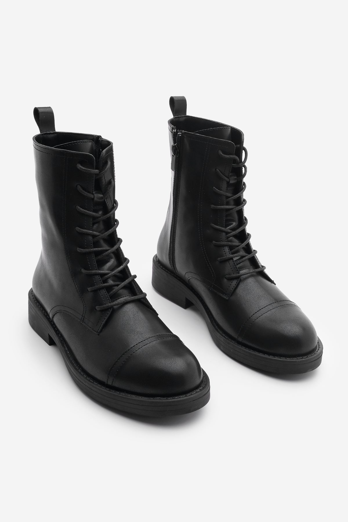 Stivaletto da donna quotidiano con lacci e zip