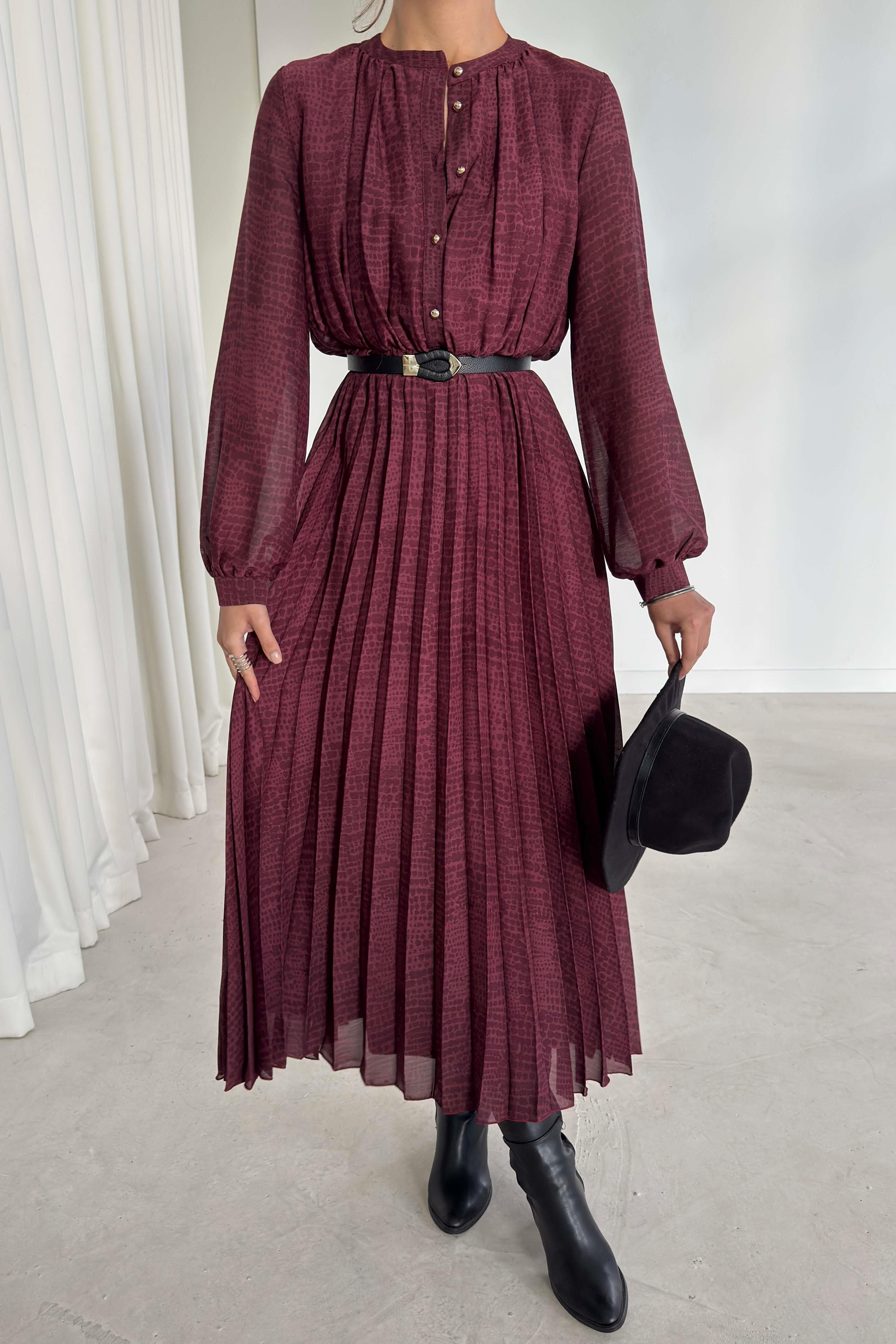 Vestito plissettato con bottoni e cintura