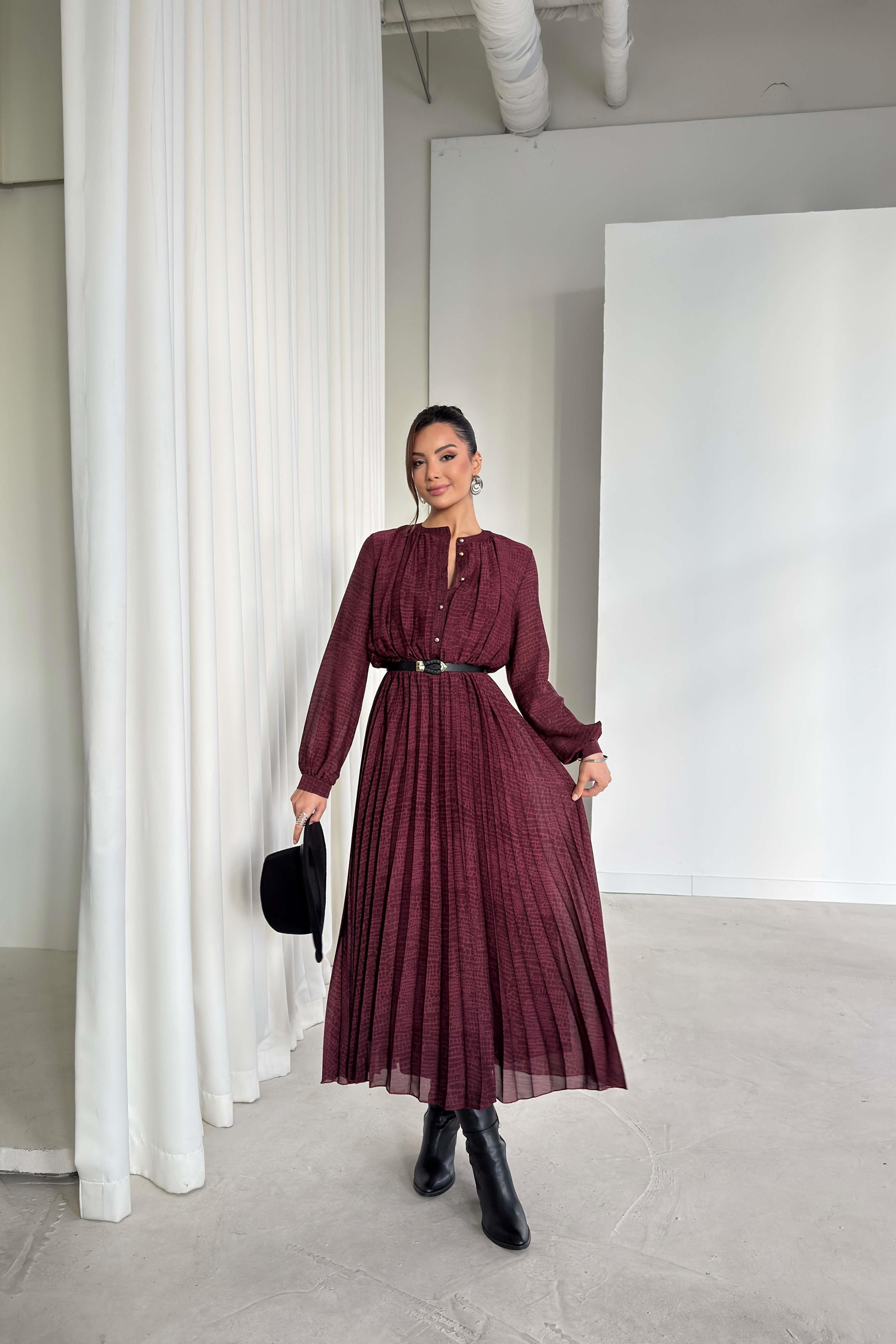 Vestito plissettato con bottoni e cintura