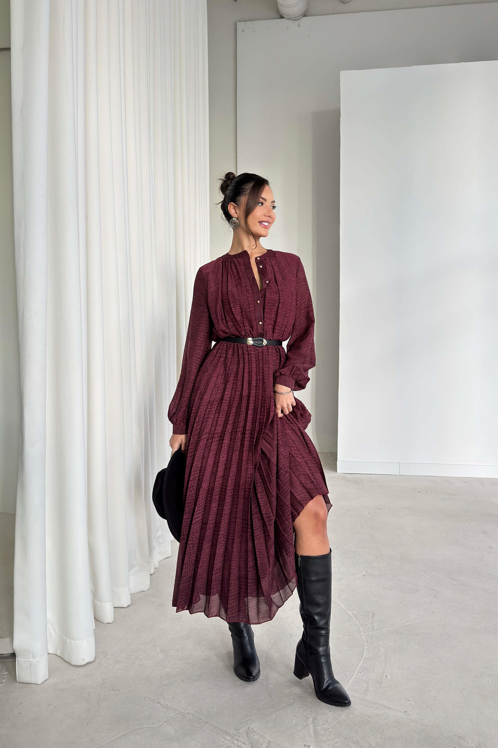 Vestito plissettato con bottoni e cintura