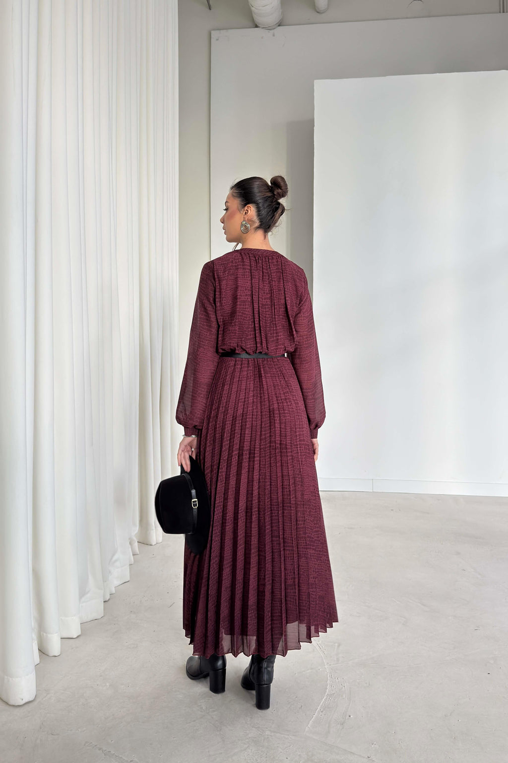 Vestito plissettato con bottoni e cintura