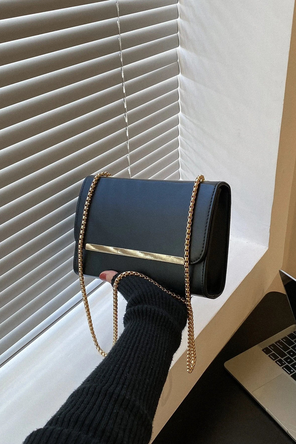 Borsa da donna con patta e tracolla a catena