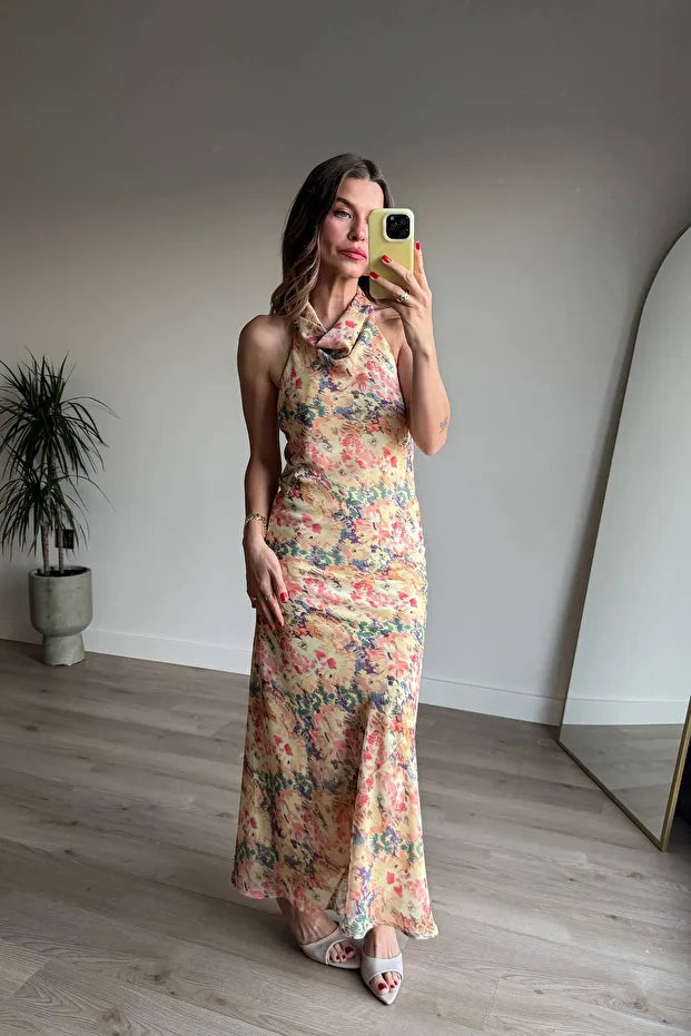 Abito con scollo alla nuca e schiena scoperta