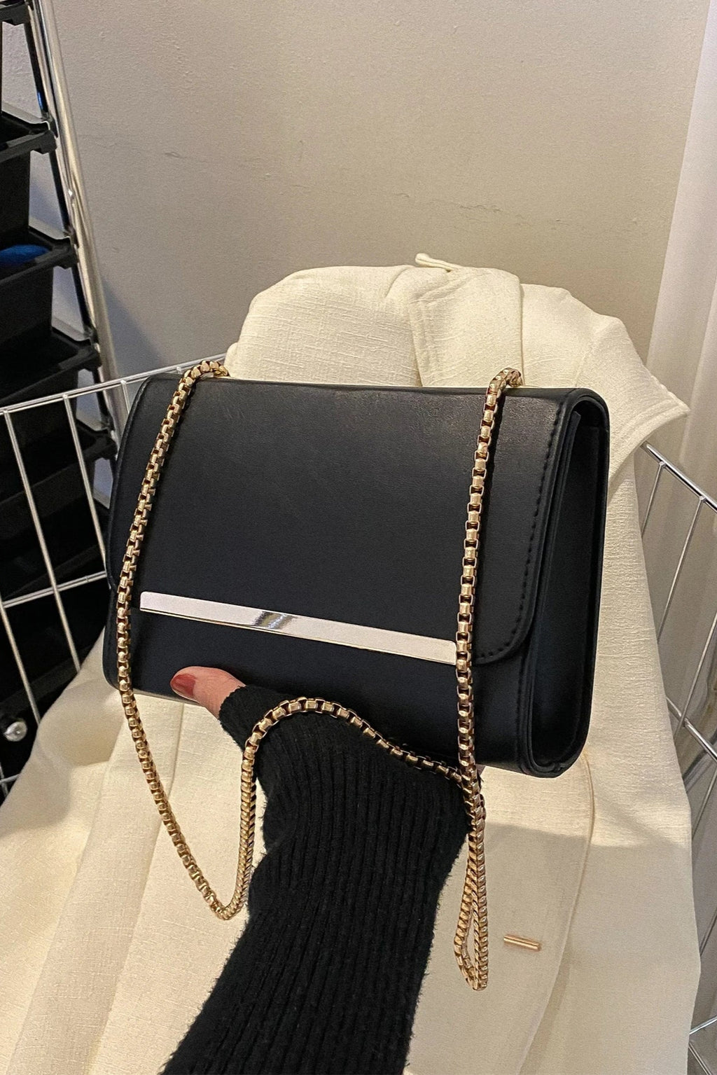 Borsa da donna con patta e tracolla a catena