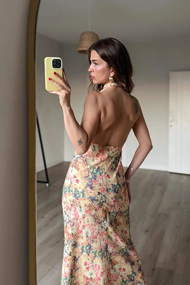 Abito con scollo alla nuca e schiena scoperta