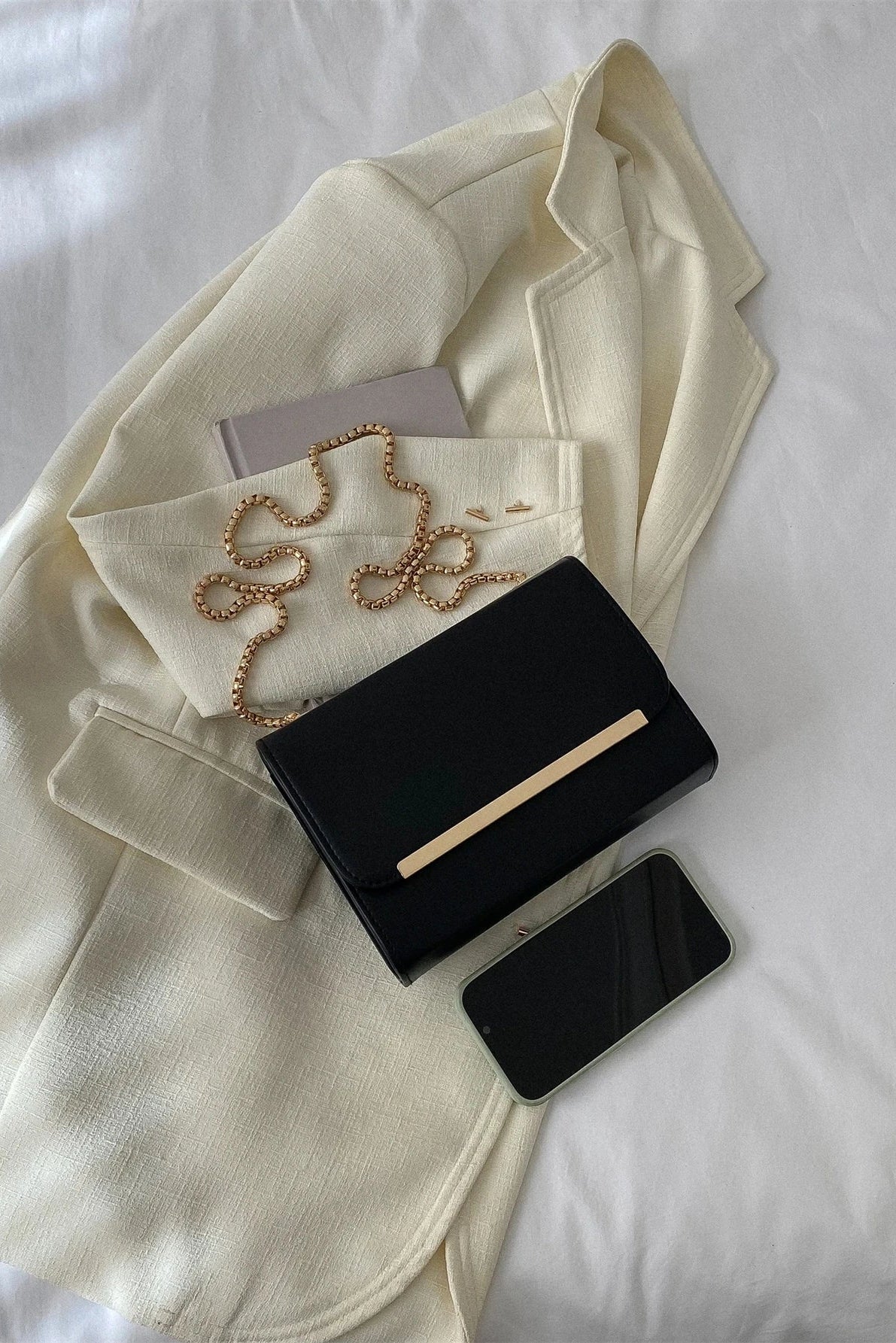 Borsa da donna con patta e tracolla a catena