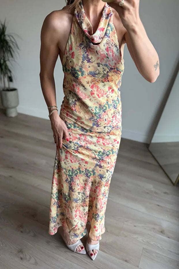 Abito con scollo alla nuca e schiena scoperta