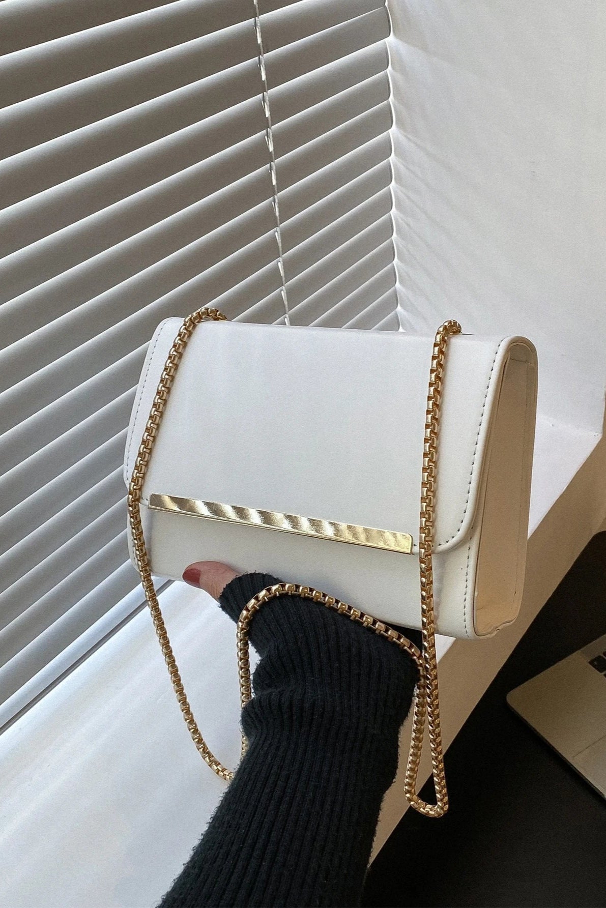 Borsa da donna con patta e tracolla a catena