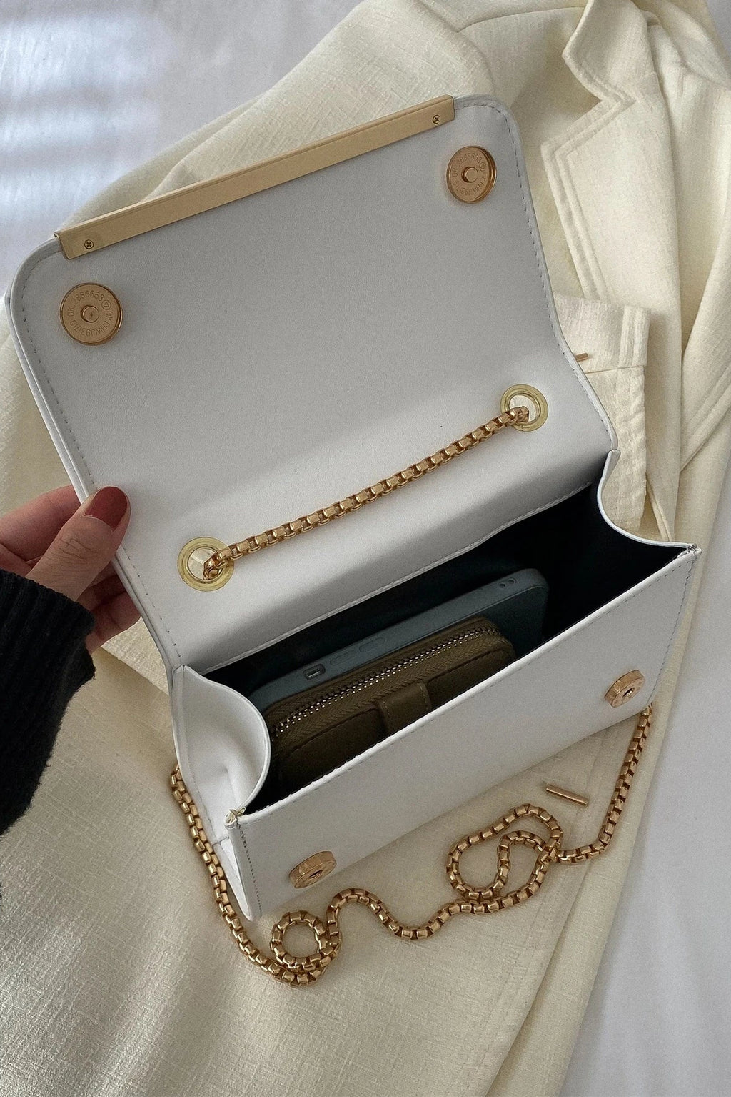 Borsa da donna con patta e tracolla a catena