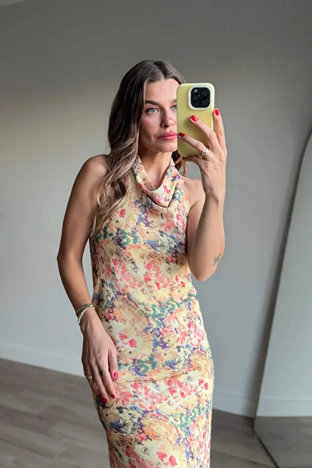 Abito con scollo alla nuca e schiena scoperta