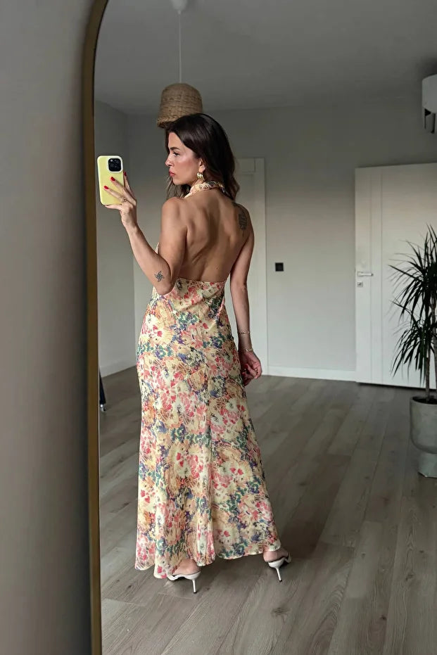 Abito con scollo alla nuca e schiena scoperta