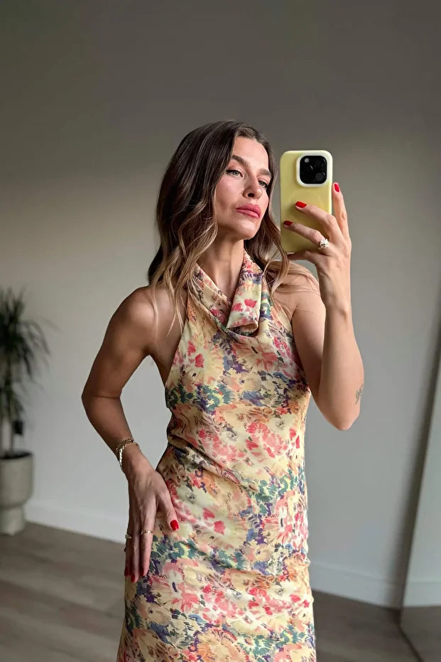 Abito con scollo alla nuca e schiena scoperta