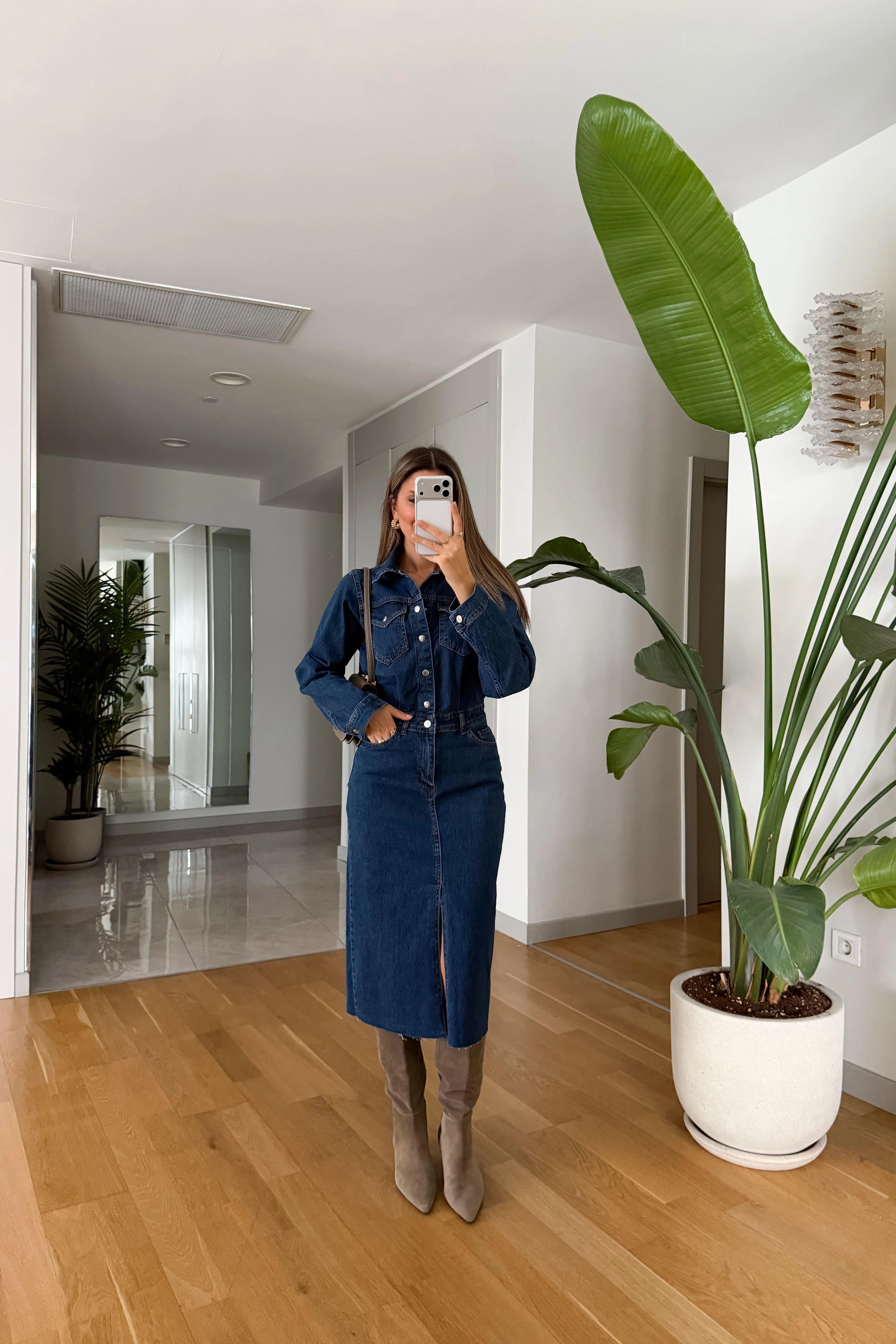 Vestito in denim con spacco frontale raffinato