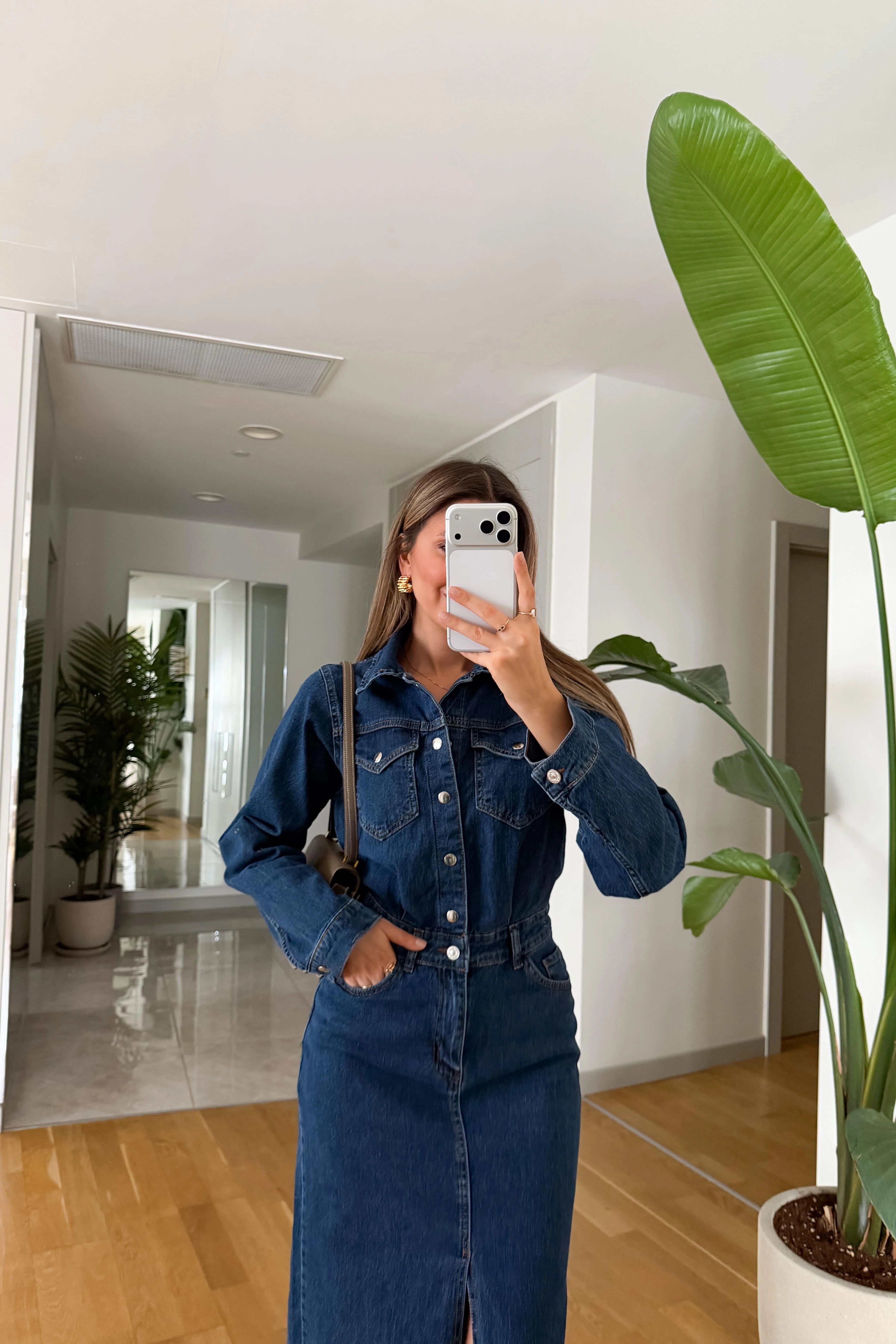 Vestito in denim con spacco frontale raffinato