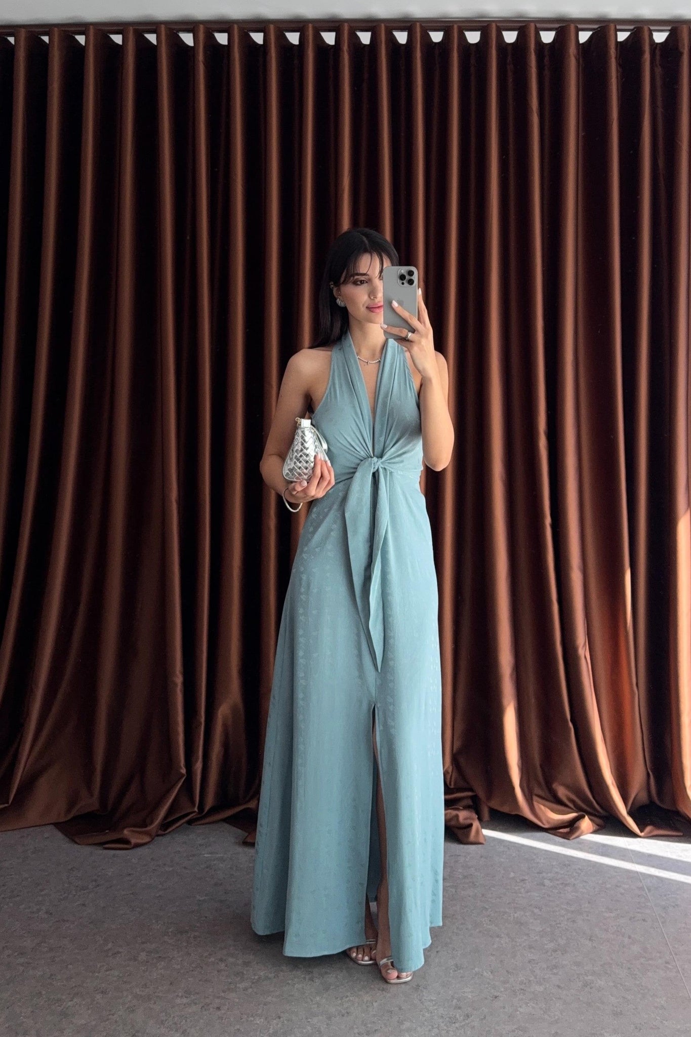 Abito in raso con dettaglio a fiocco