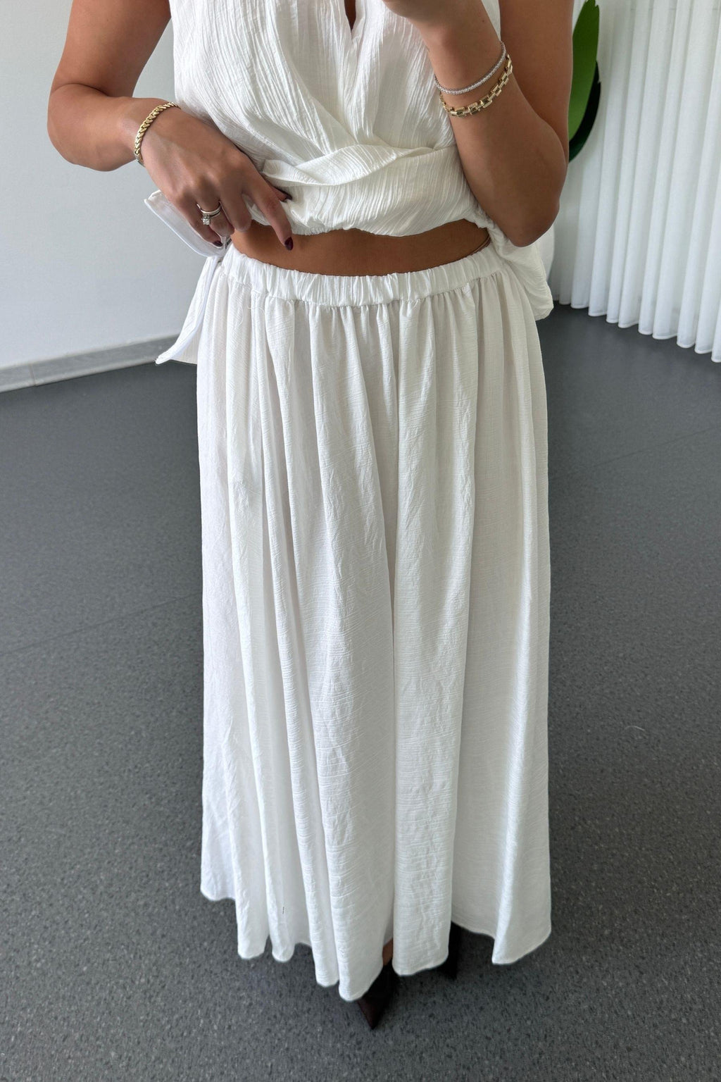 Completo con gonna e blusa con dettaglio fermaglio