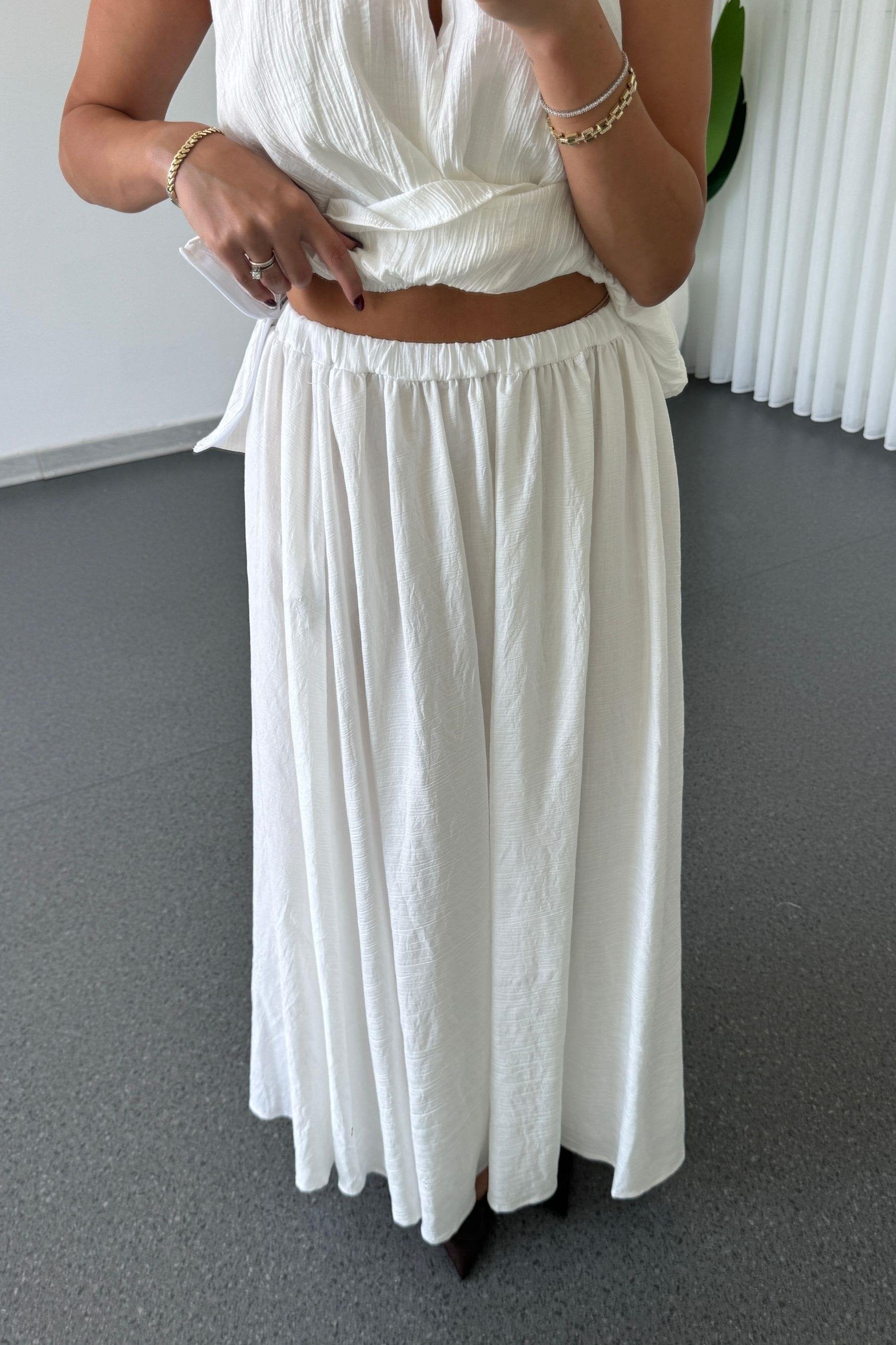 Completo con gonna e blusa con dettaglio fermaglio