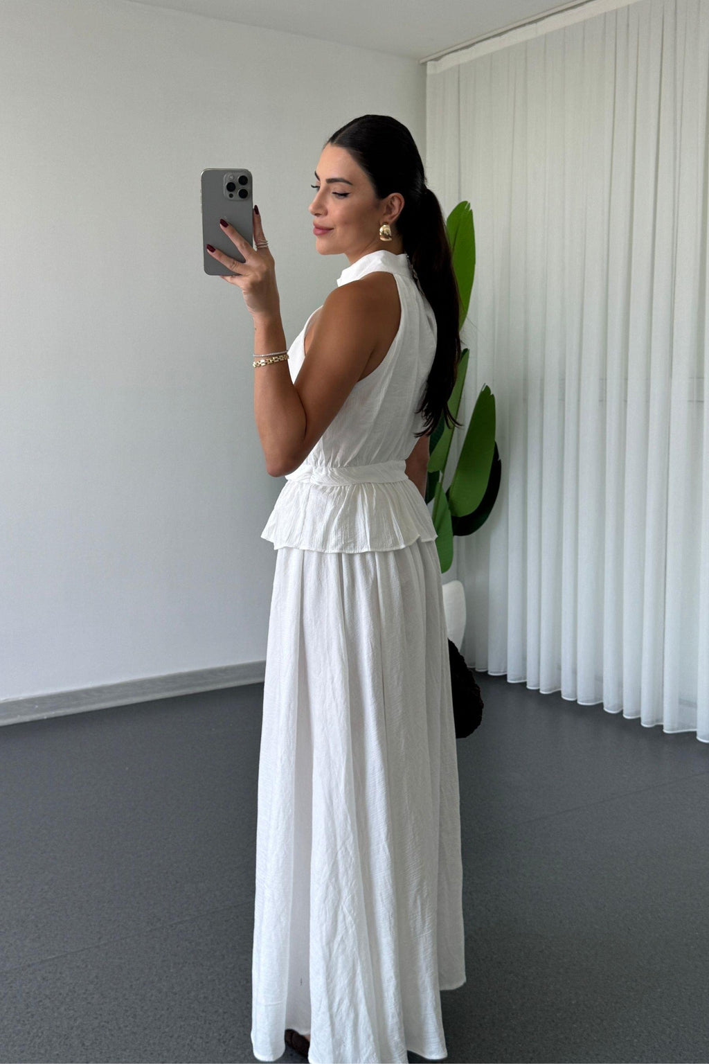 Completo con gonna e blusa con dettaglio fermaglio