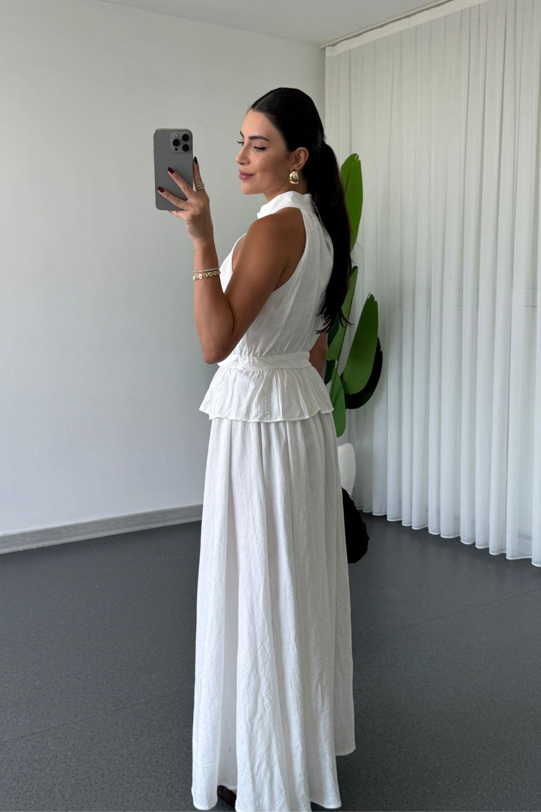 Completo con gonna e blusa con dettaglio fermaglio