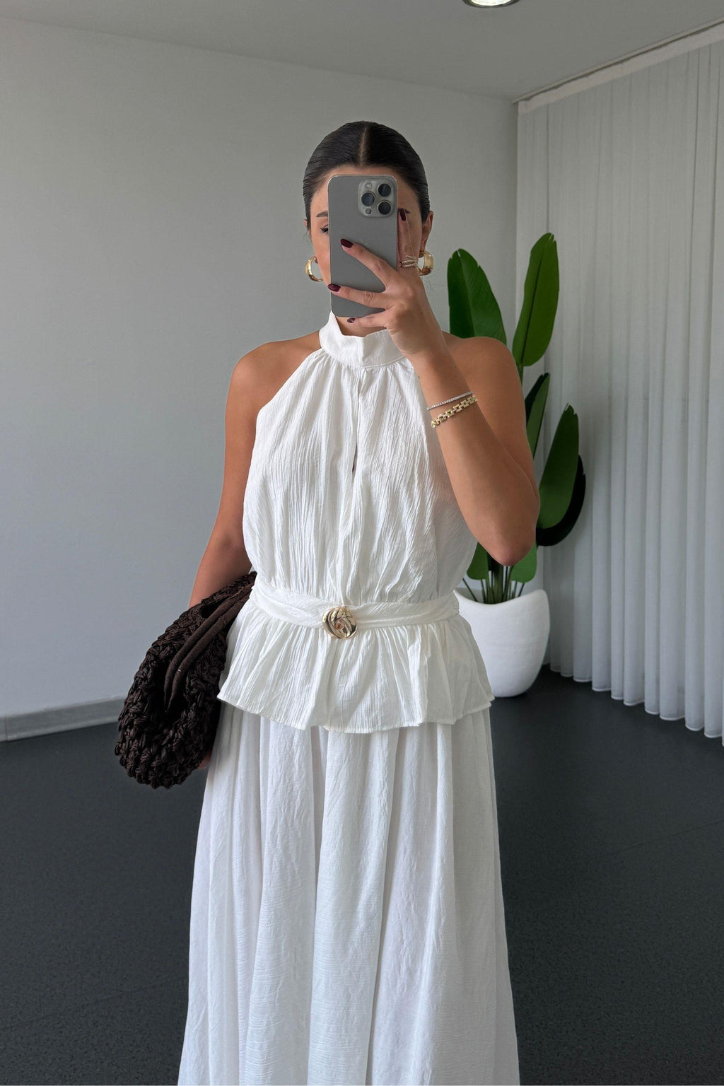 Completo con gonna e blusa con dettaglio fermaglio