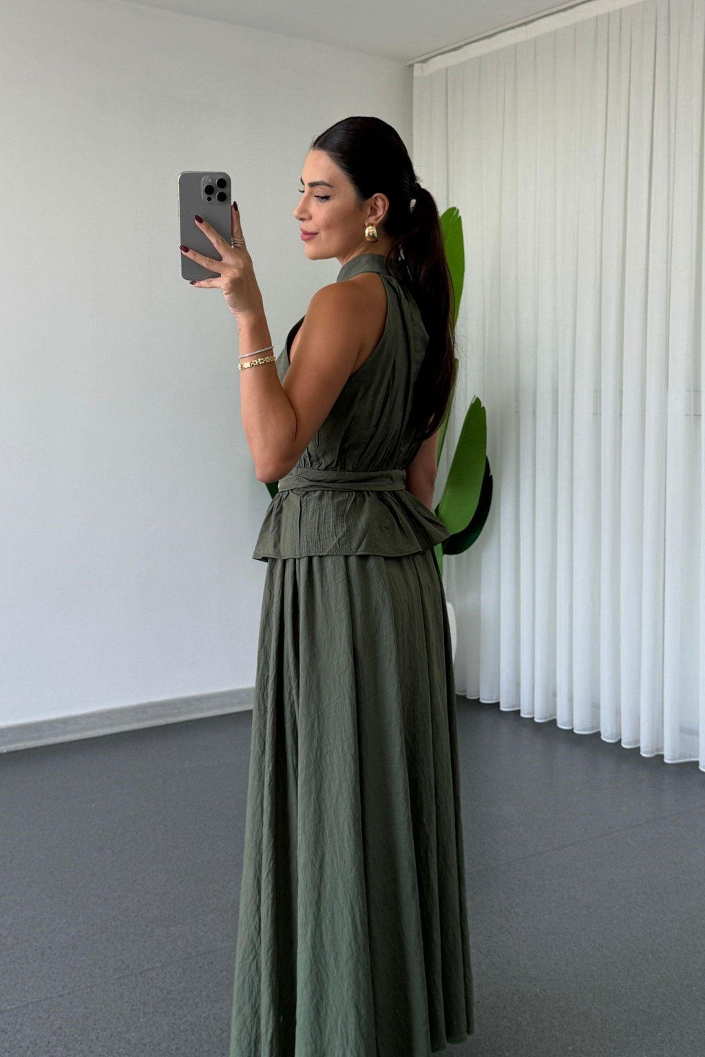 Completo con gonna e blusa con dettaglio fermaglio