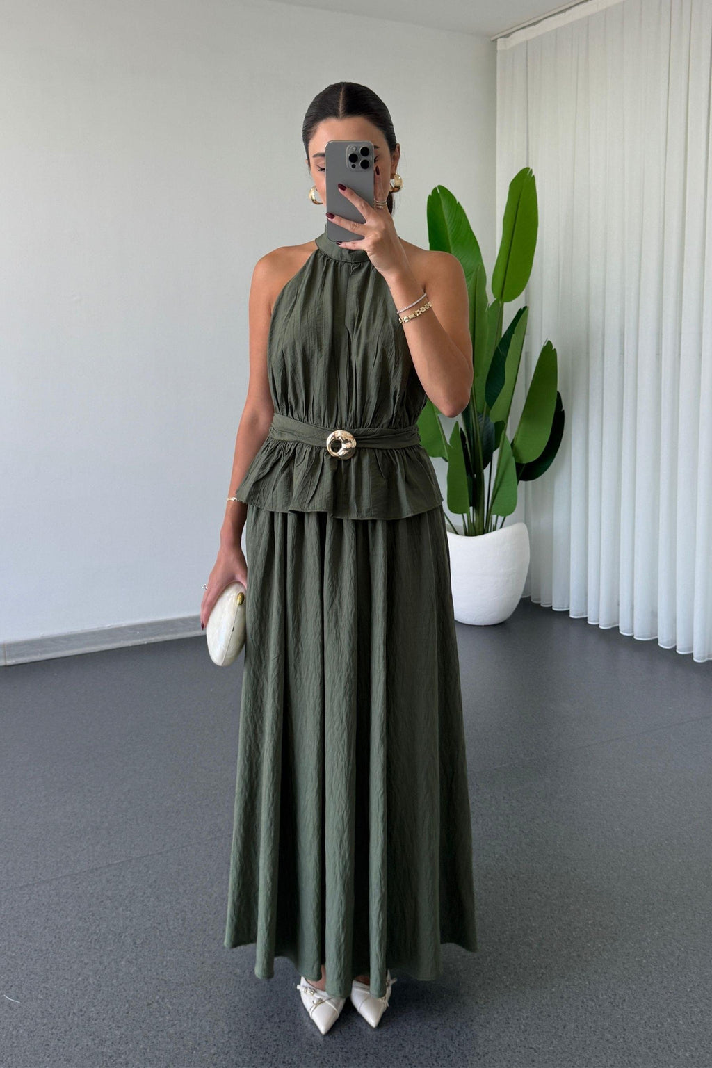 Completo con gonna e blusa con dettaglio fermaglio