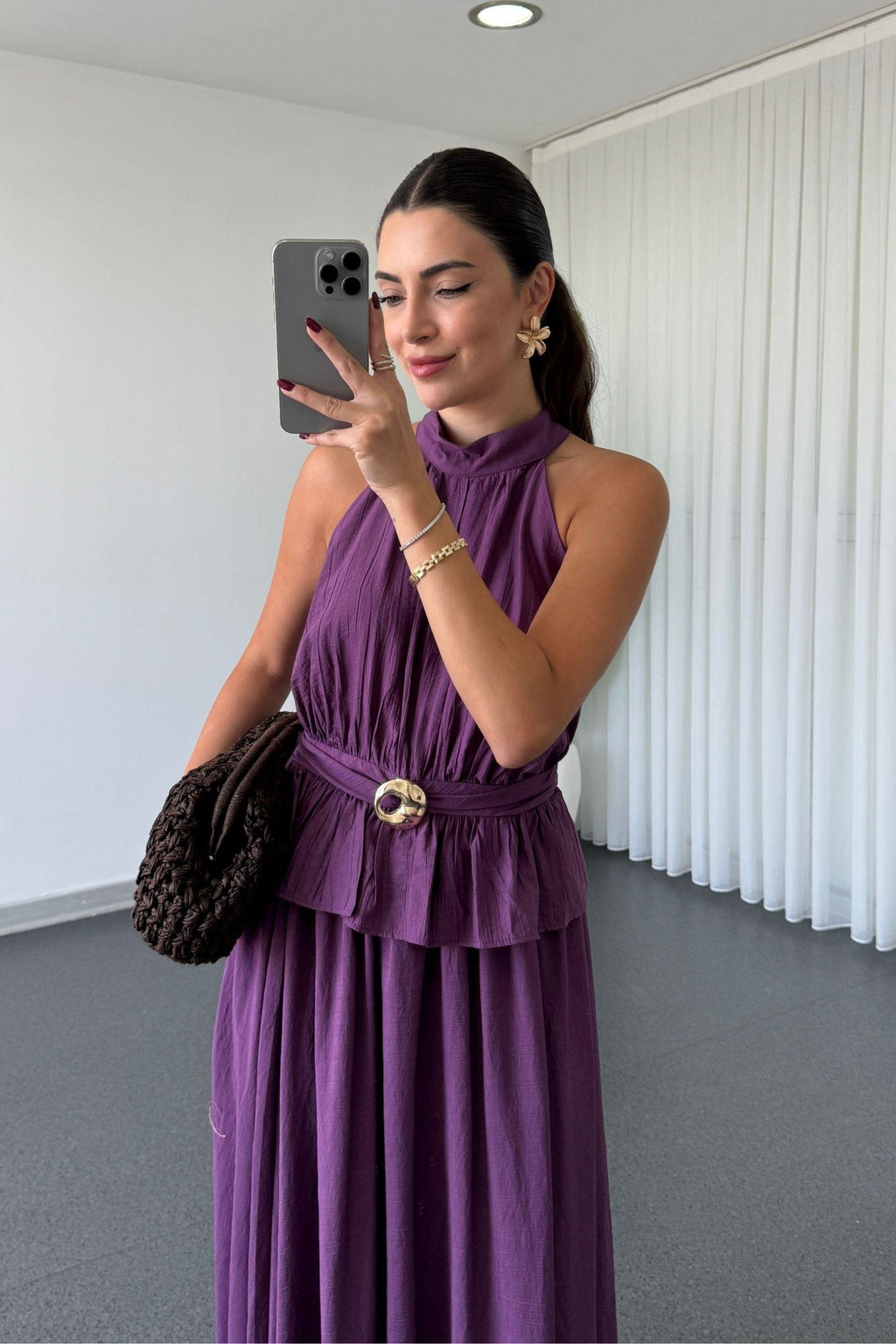 Completo con gonna e blusa con dettaglio fermaglio