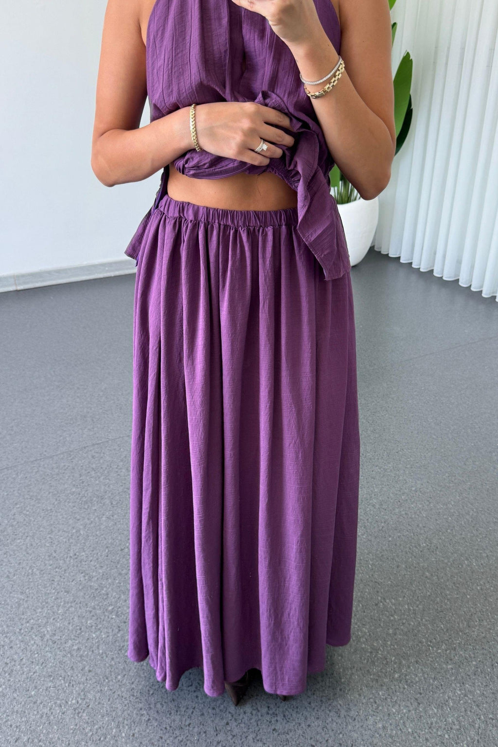 Completo con gonna e blusa con dettaglio fermaglio