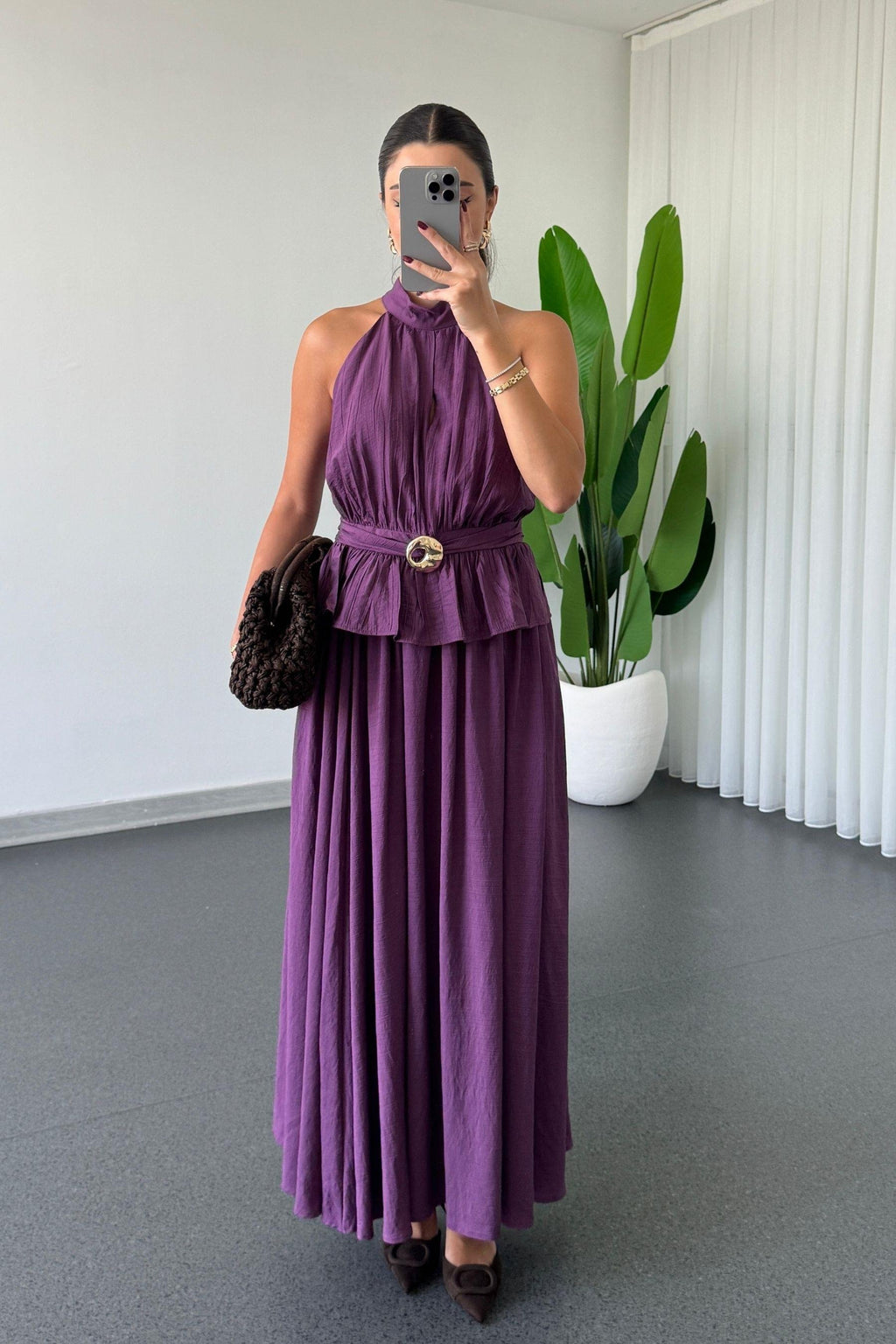 Completo con gonna e blusa con dettaglio fermaglio