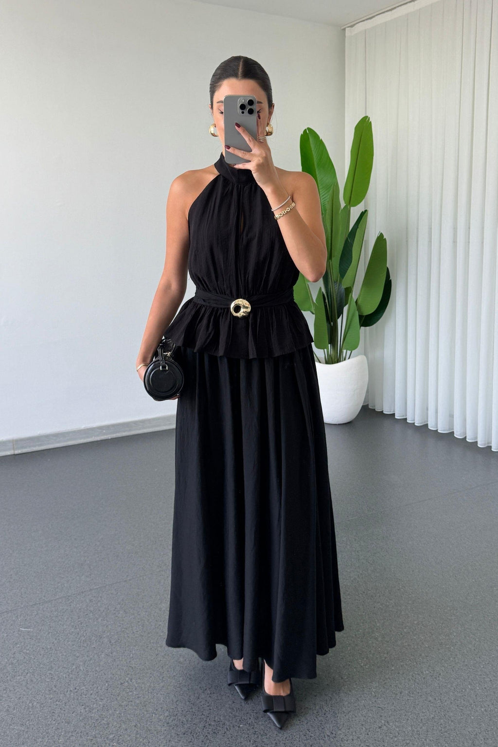 Completo con gonna e blusa con dettaglio fermaglio