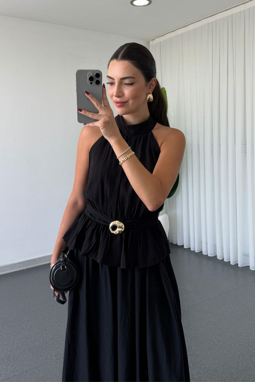 Completo con gonna e blusa con dettaglio fermaglio