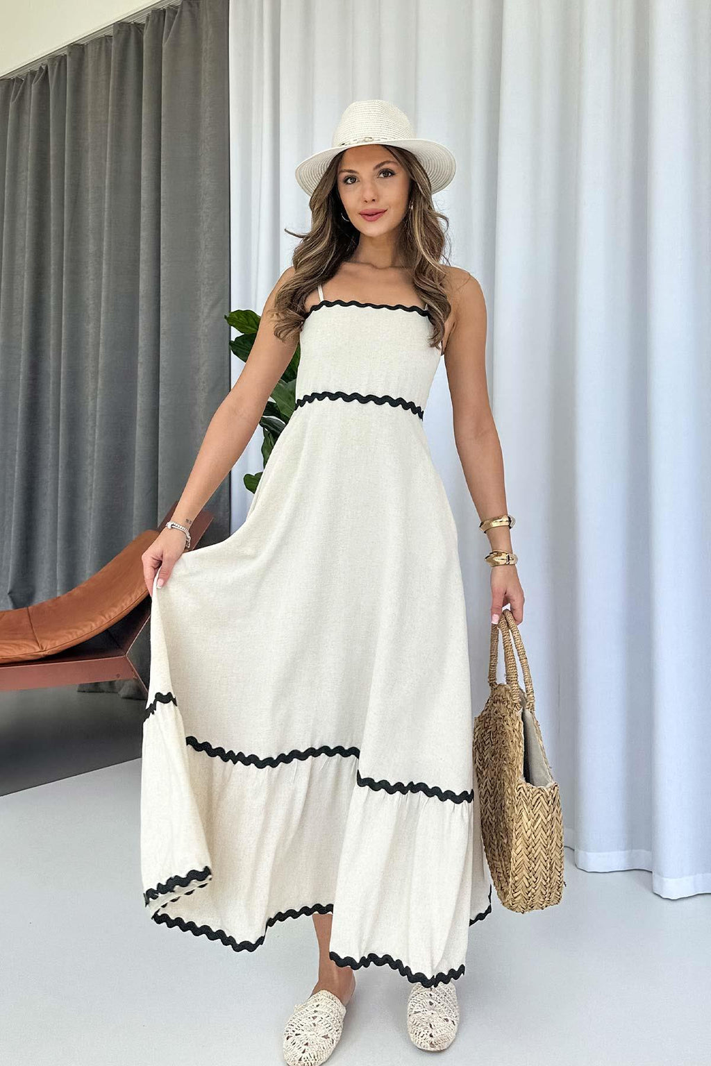 Abito elegante con scollo dritto e onde