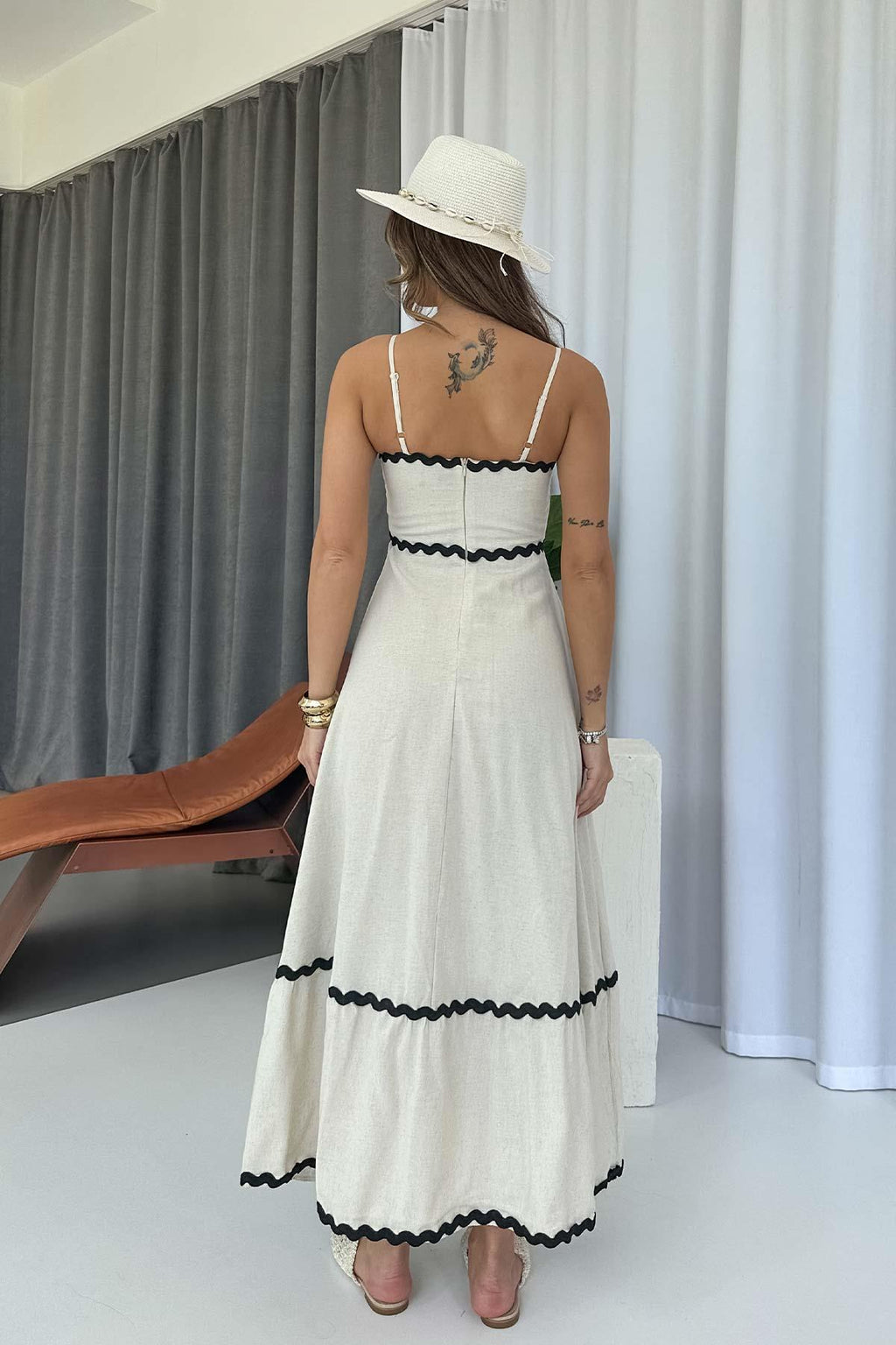 Abito elegante con scollo dritto e onde