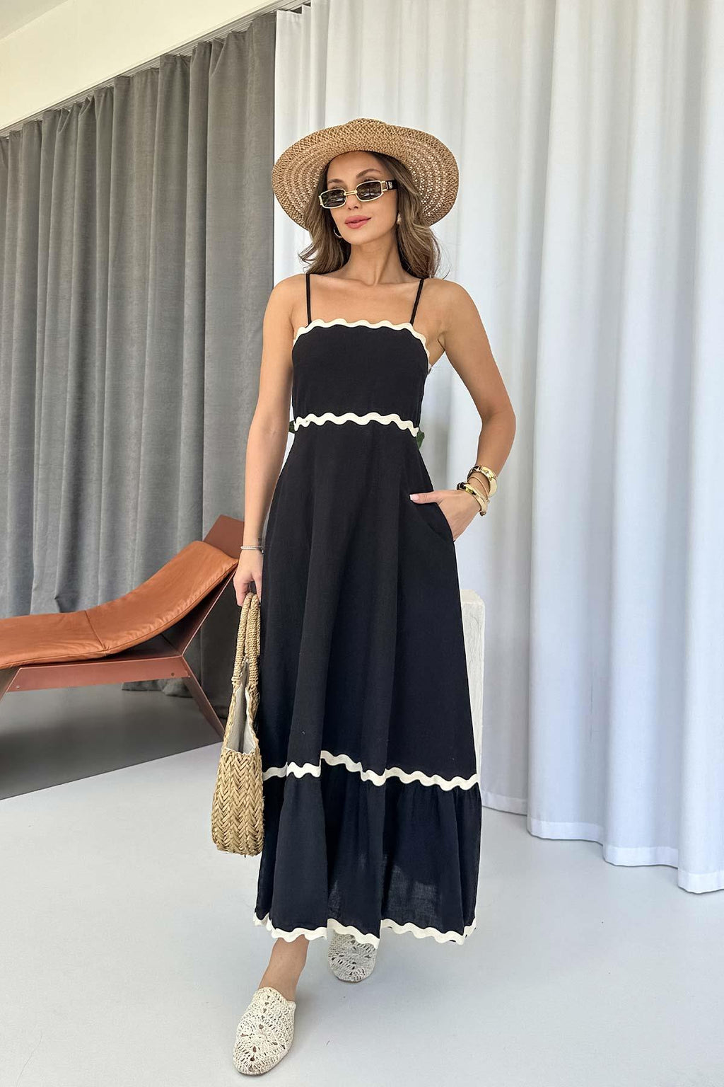 Abito elegante con scollo dritto e onde