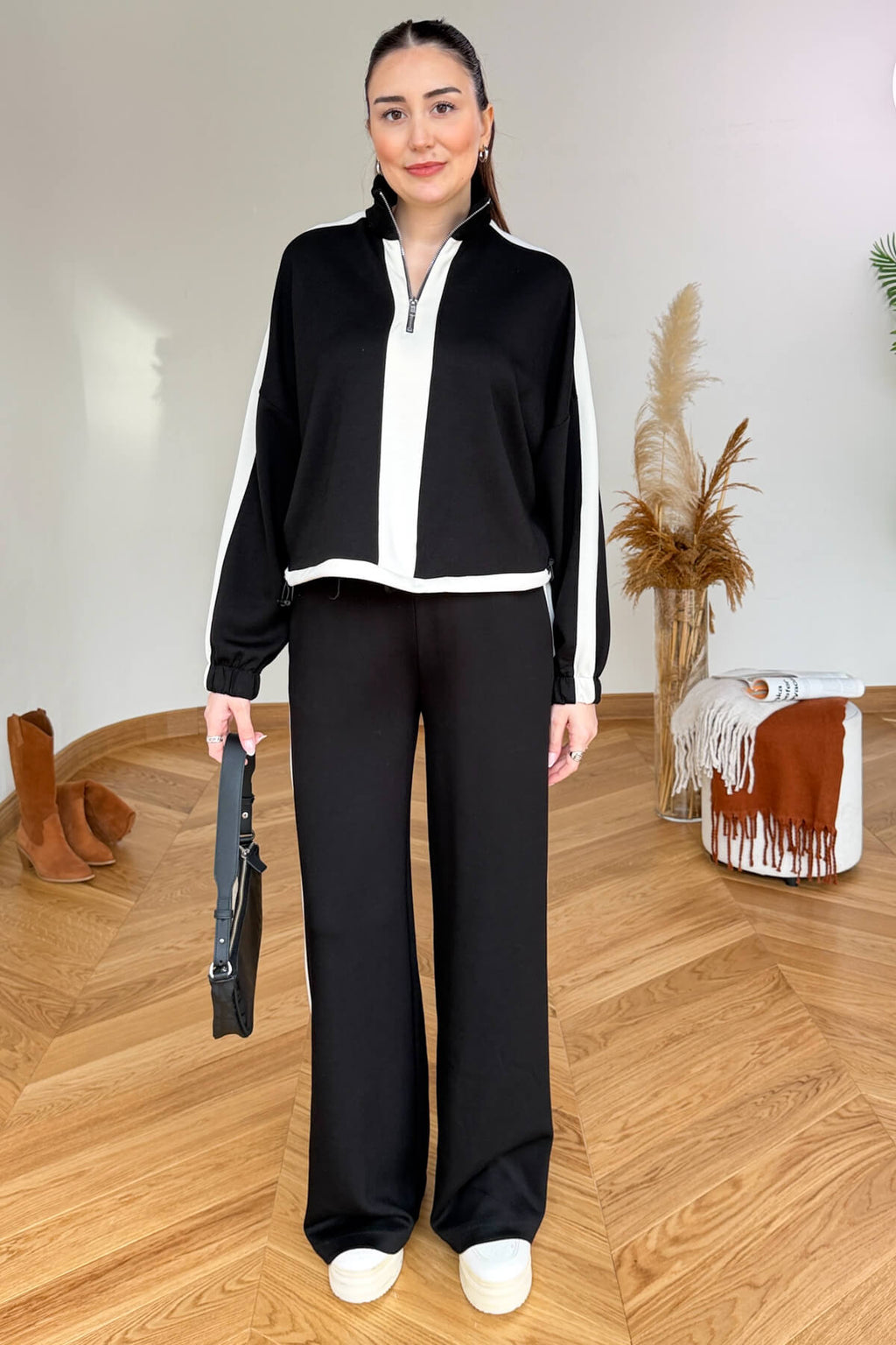 Tuta con dettaglio a righe e zip