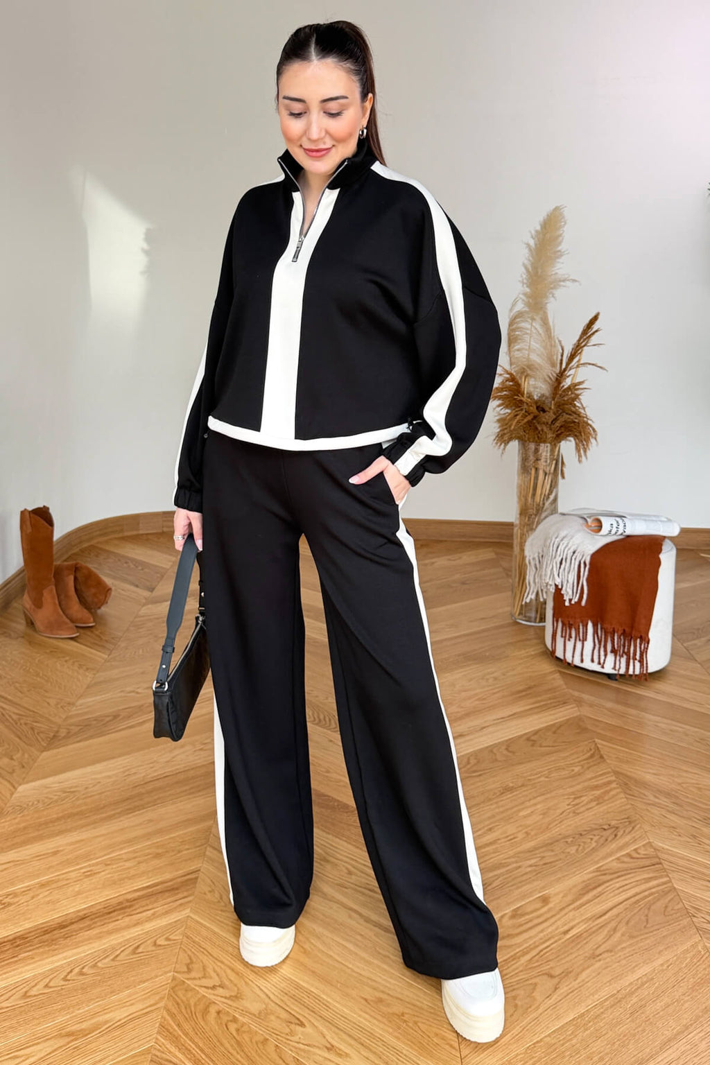 Tuta con dettaglio a righe e zip