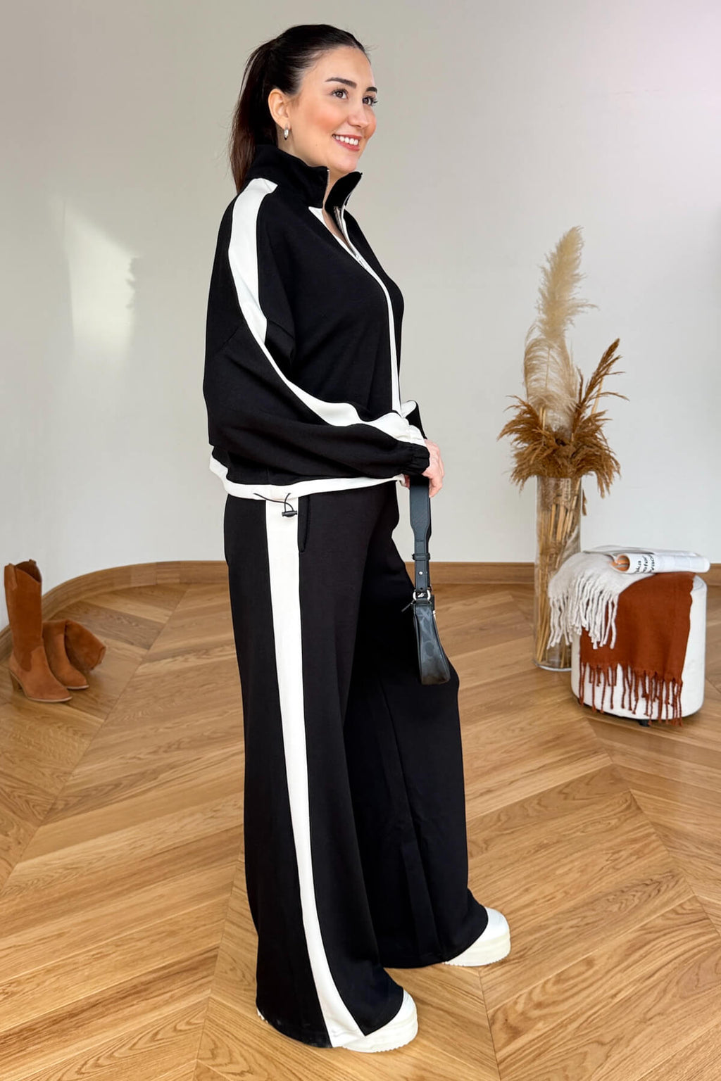 Tuta con dettaglio a righe e zip