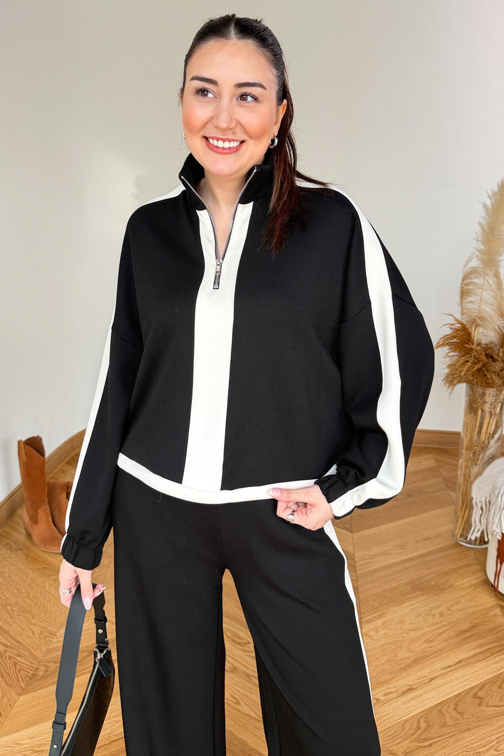 Tuta con dettaglio a righe e zip