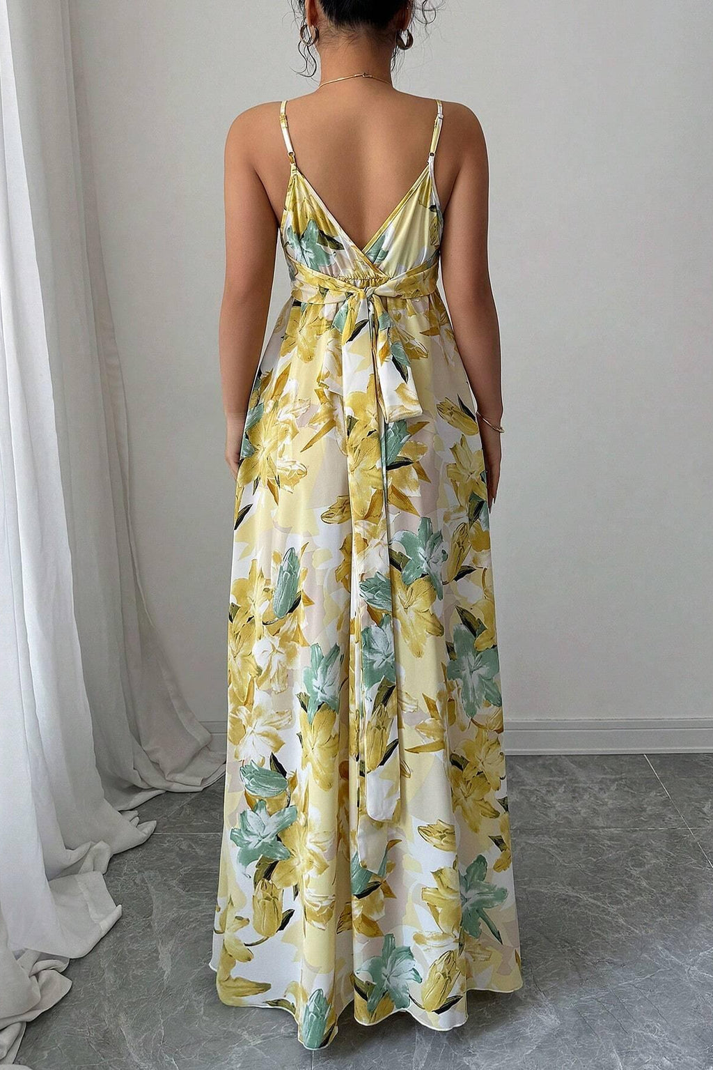 Abito halter con scollo a V e stampa floreale