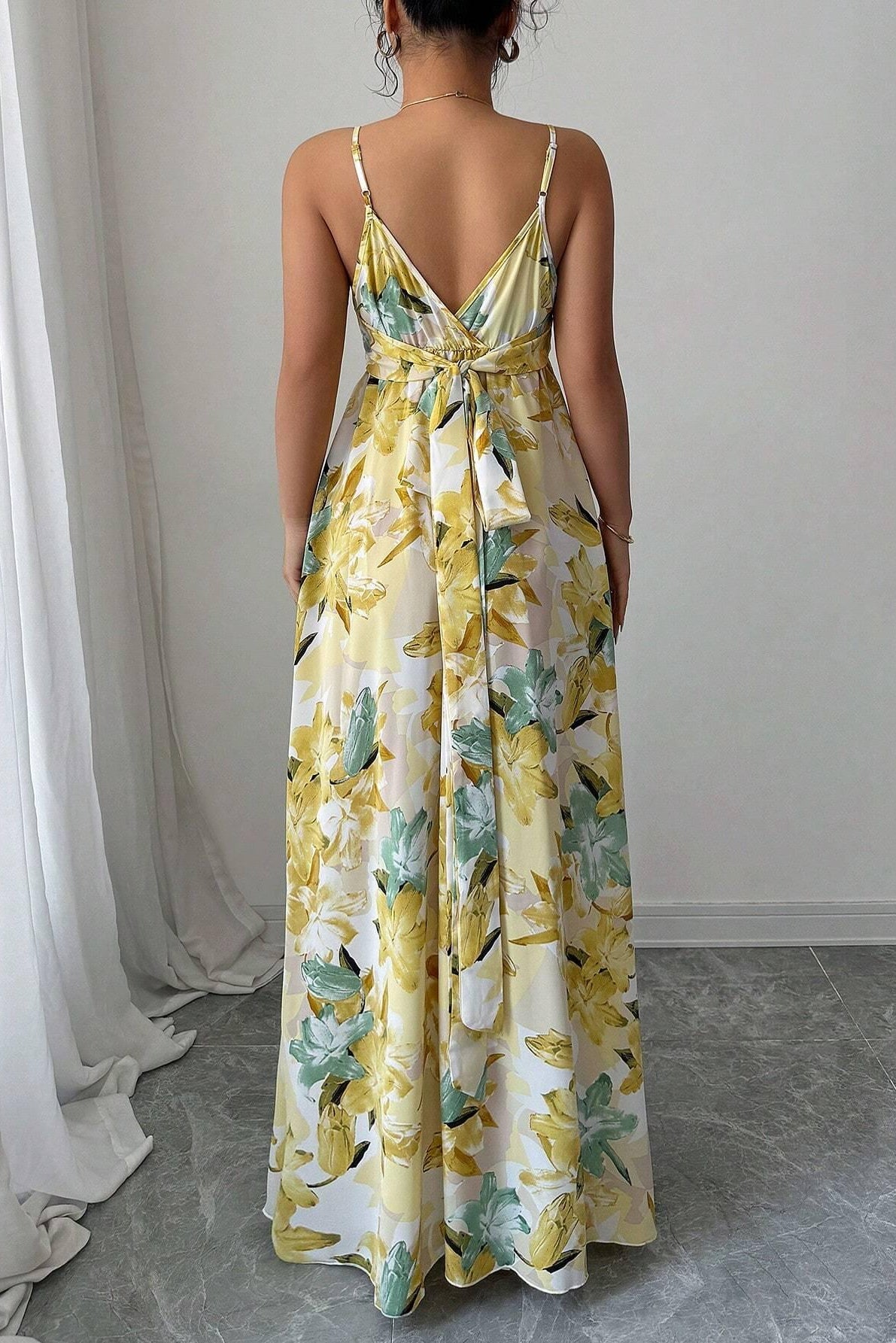 Abito halter con scollo a V e stampa floreale