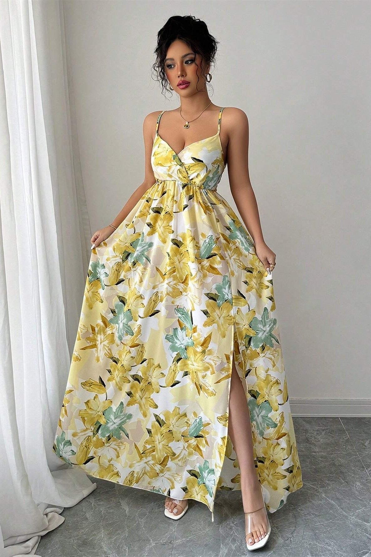 Abito halter con scollo a V e stampa floreale